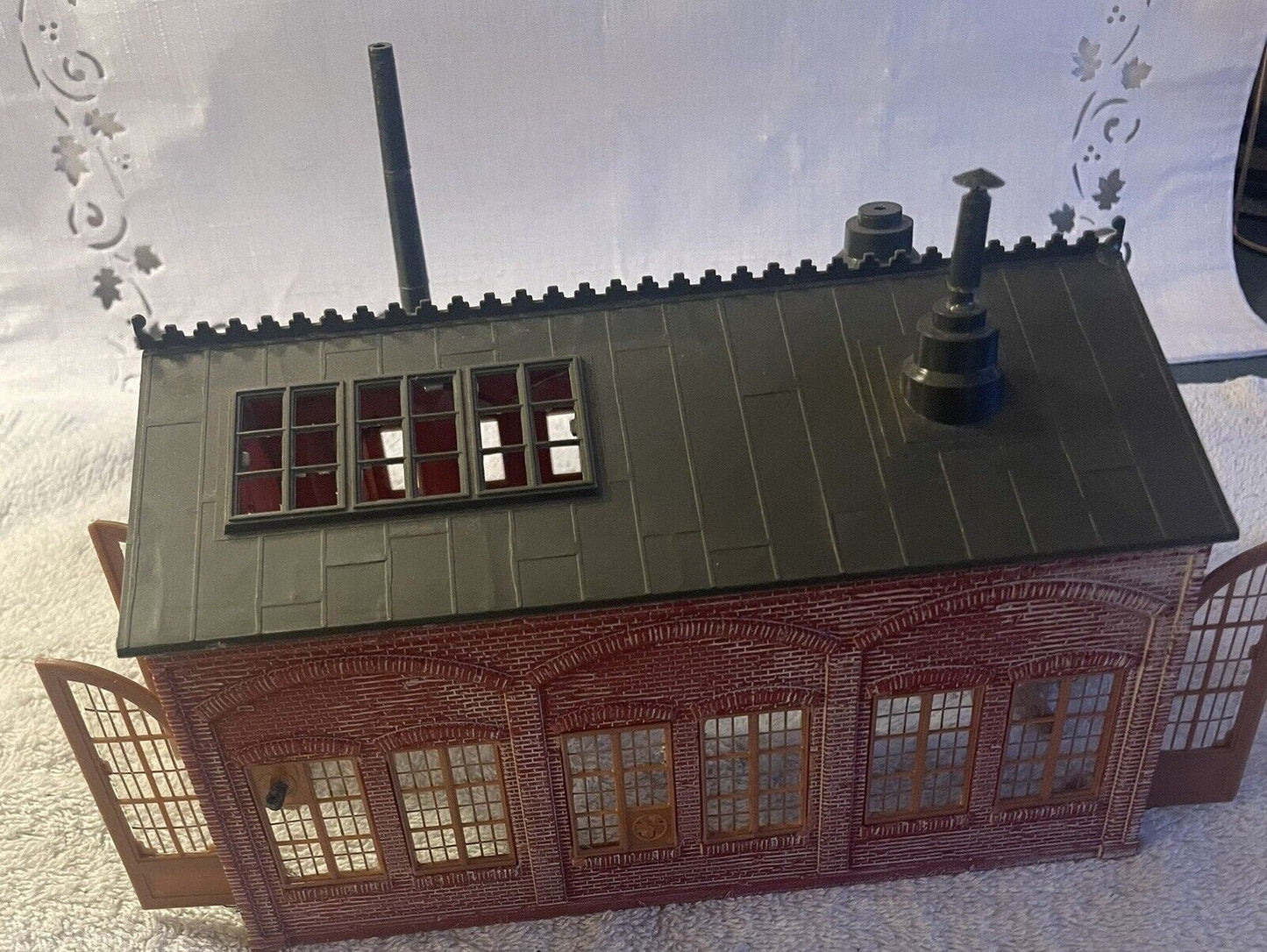 HO Scale Revell 9028 Engine House. Assembled. C-5 Good Condition