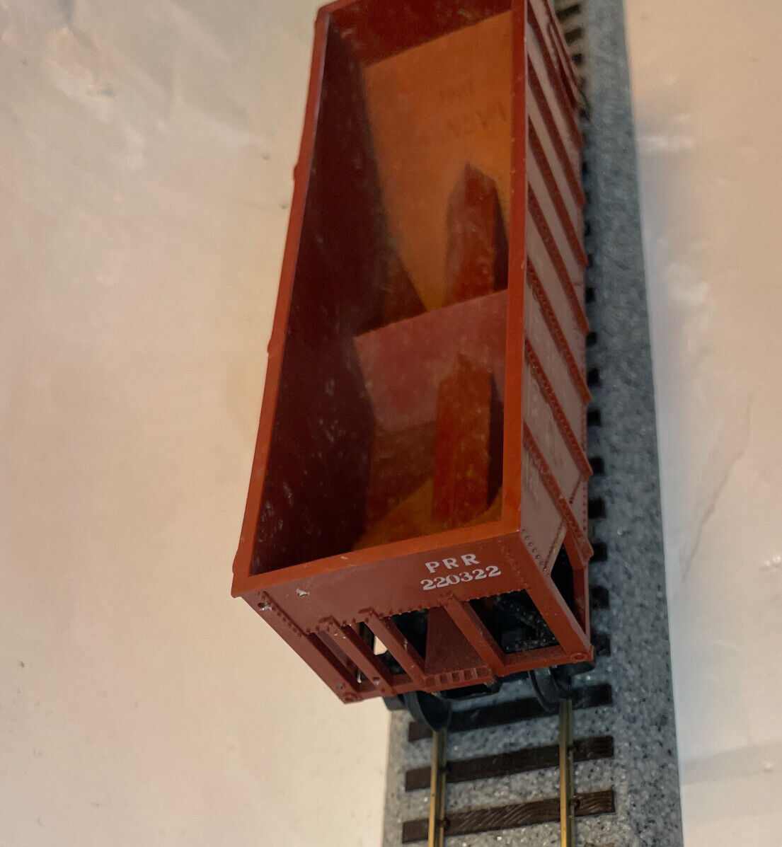 VARNEY HO Scale Pennsylvania 31' Ribbed Side 2-Bay Hopper #220322 No Couplers