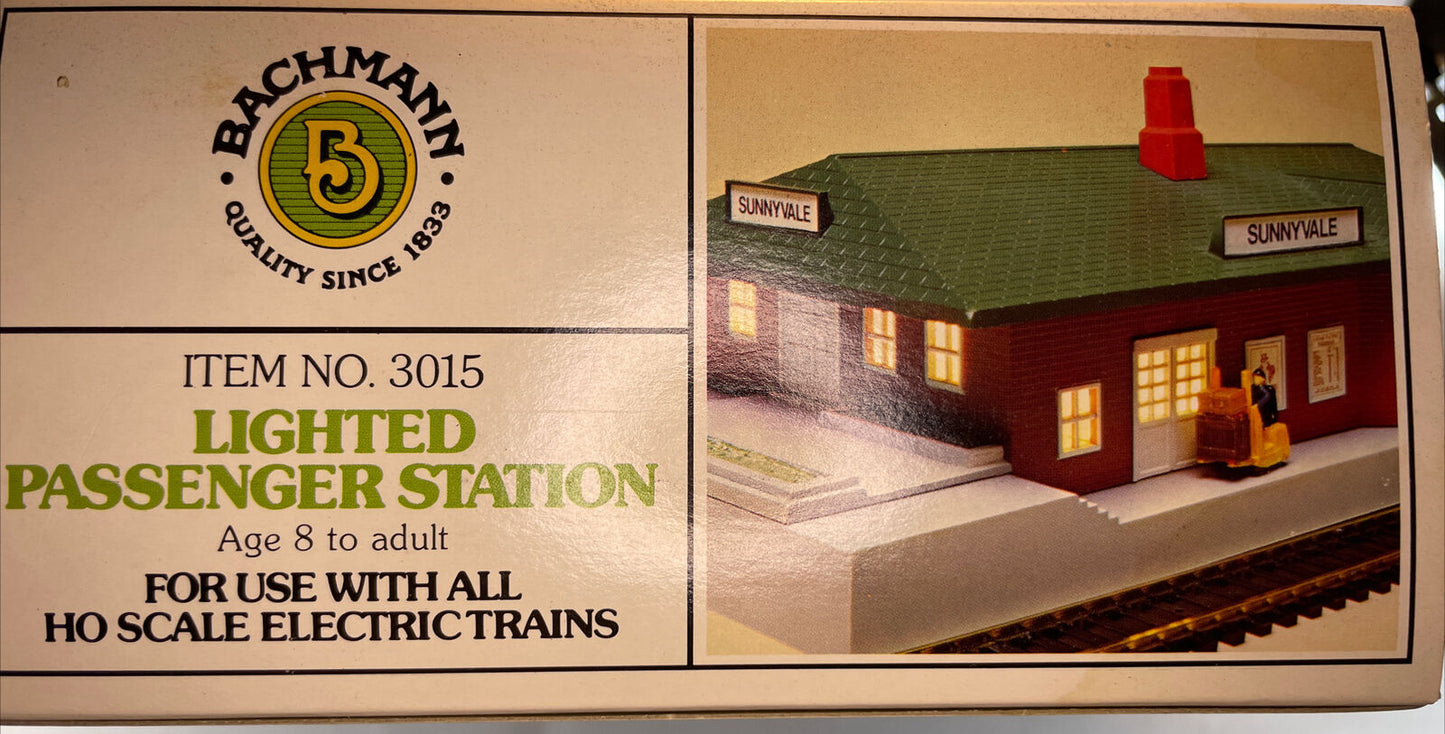 🚂HO Scale Bachmann 3015 Lighted Passenger Station NIB! C-10