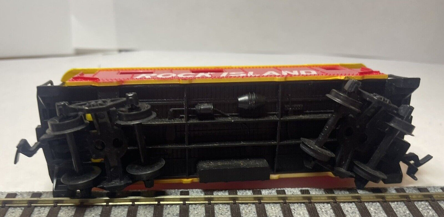 HO Scale TYCO 327-10 Rock Island Caboose - missing chimney