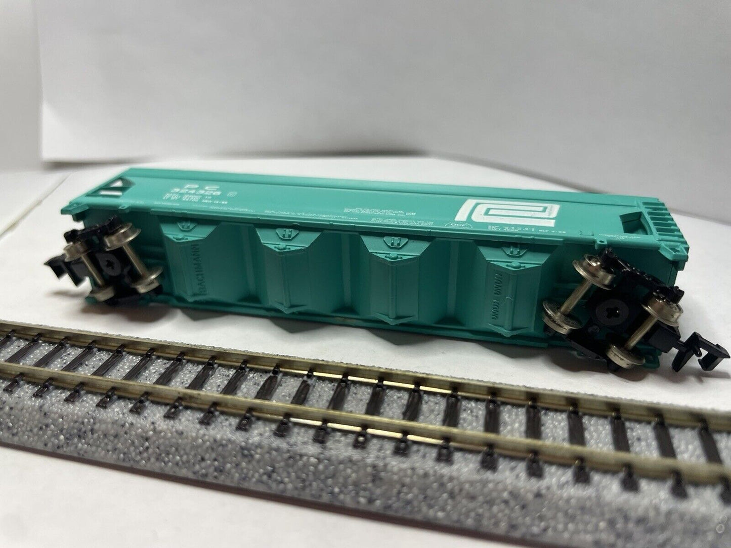 N Scale Bachmann 5526 Penn Central PC Covered Hopper #324326 4-Bay Centerflow C7