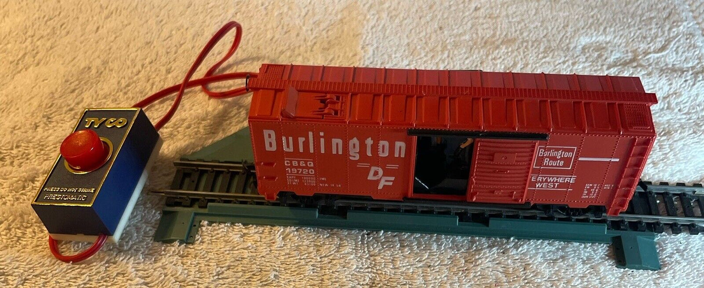 HO Scale TYCO Burlington CB&Q Operating Boxcar #19720 w/ Track! TESTED C-4 Fair