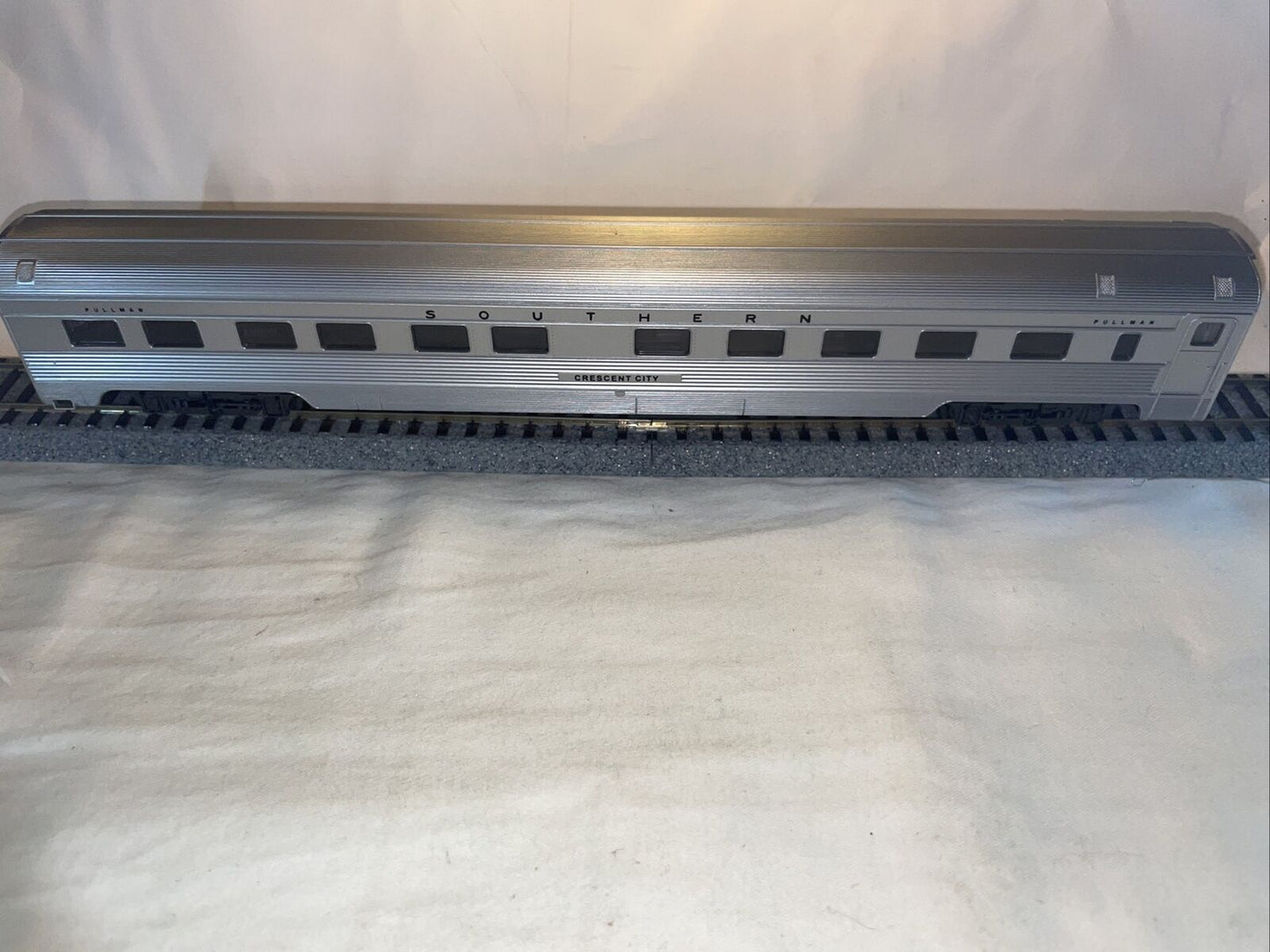 HO Scale IHC 6802-1 Southern Corrugated Roomette Crescent City. C-7 Excellent OB