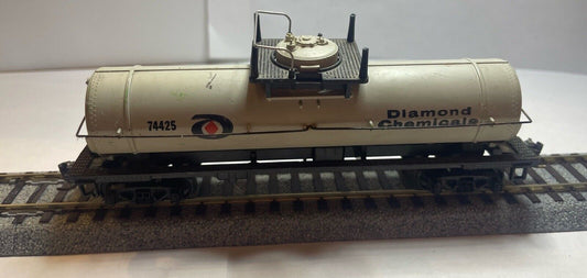 HO Scale TYCO Diamond Chemicals Tank Car #74425 - Kadee Couplers C-6