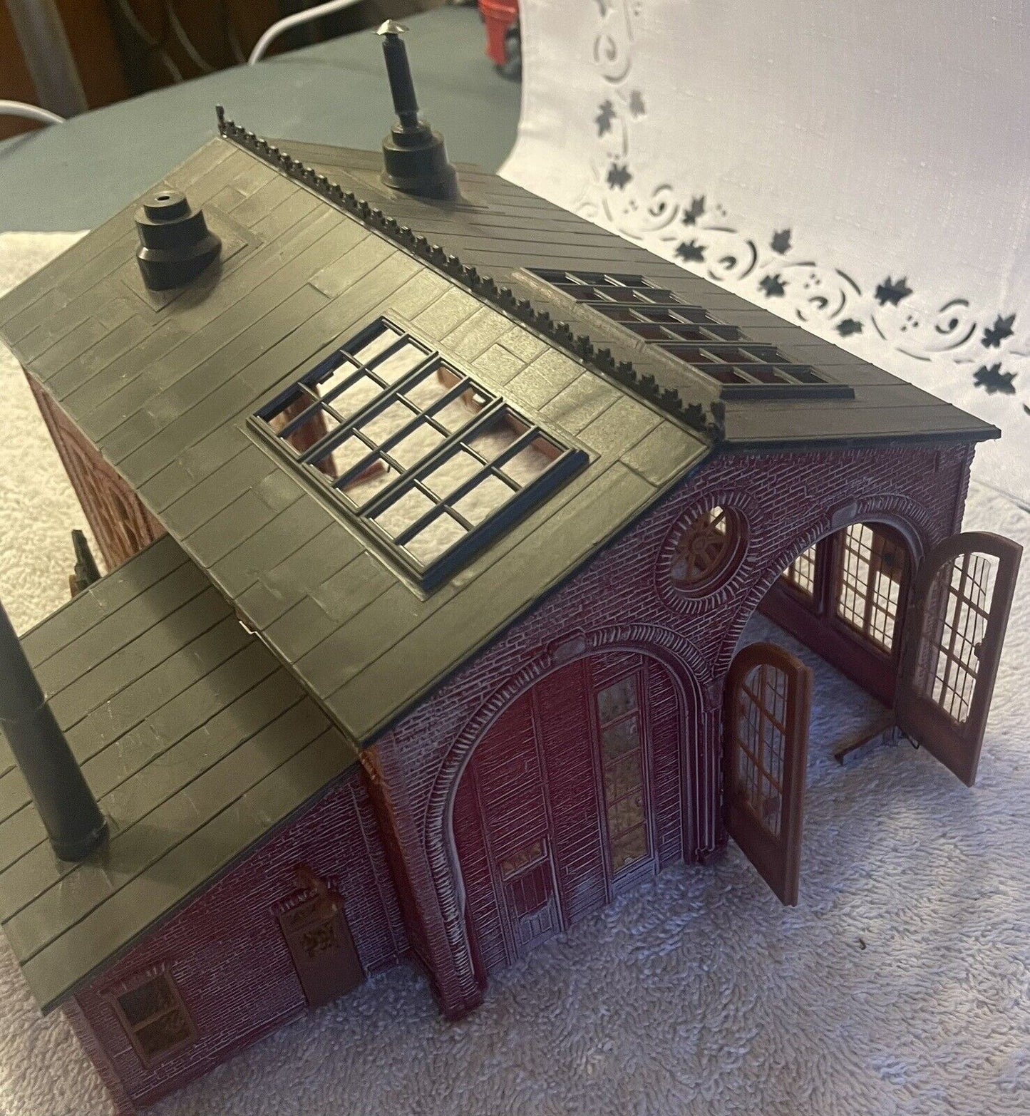 HO Scale Revell 9028 Engine House. Assembled. C-5 Good Condition