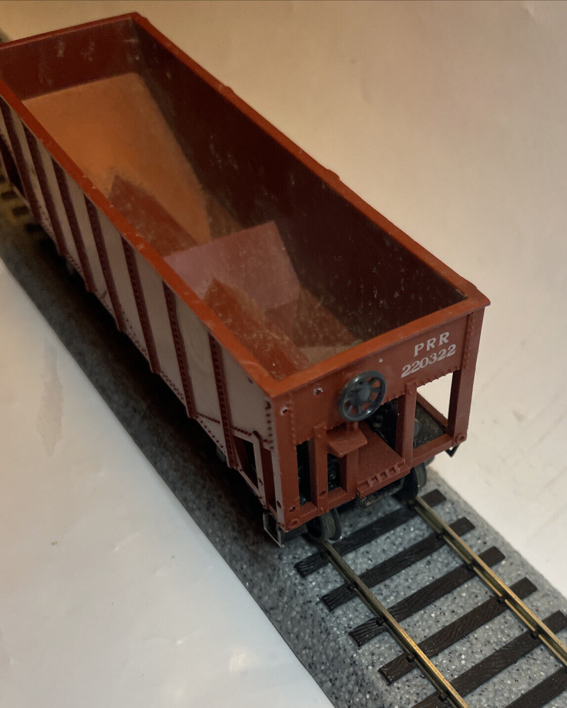 VARNEY HO Scale  Pennsylvania 31' Ribbed Side 2-Bay Hopper #220322 No Couplers