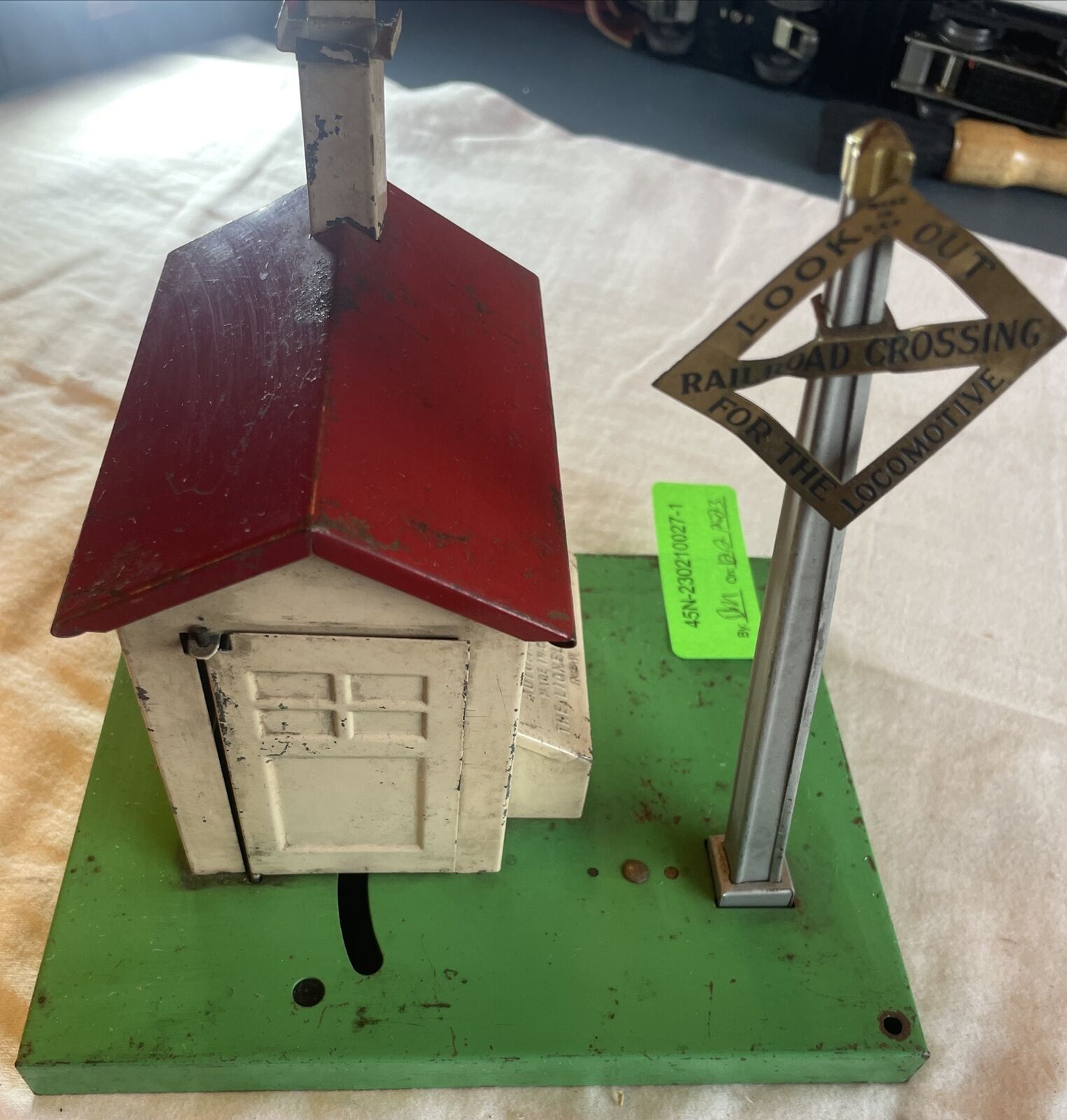 thumbnail image 2 of Lionel O Gauge Gateman Crossing Sign Set - 309-28 Includes 309 Yard & 145 Gateman 2 of 6