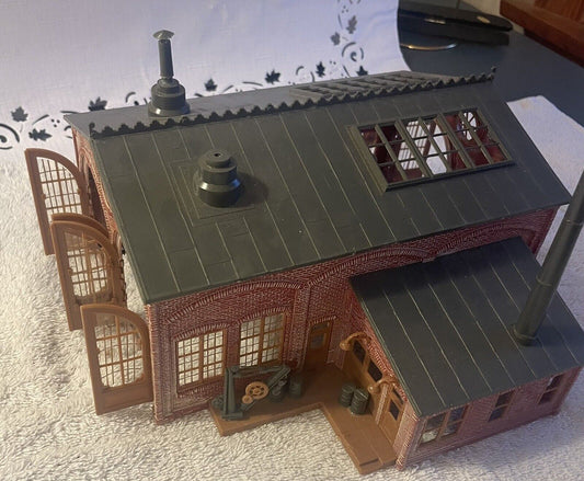 HO Scale Revell 9028 Engine House. Assembled. C-5 Good Condition