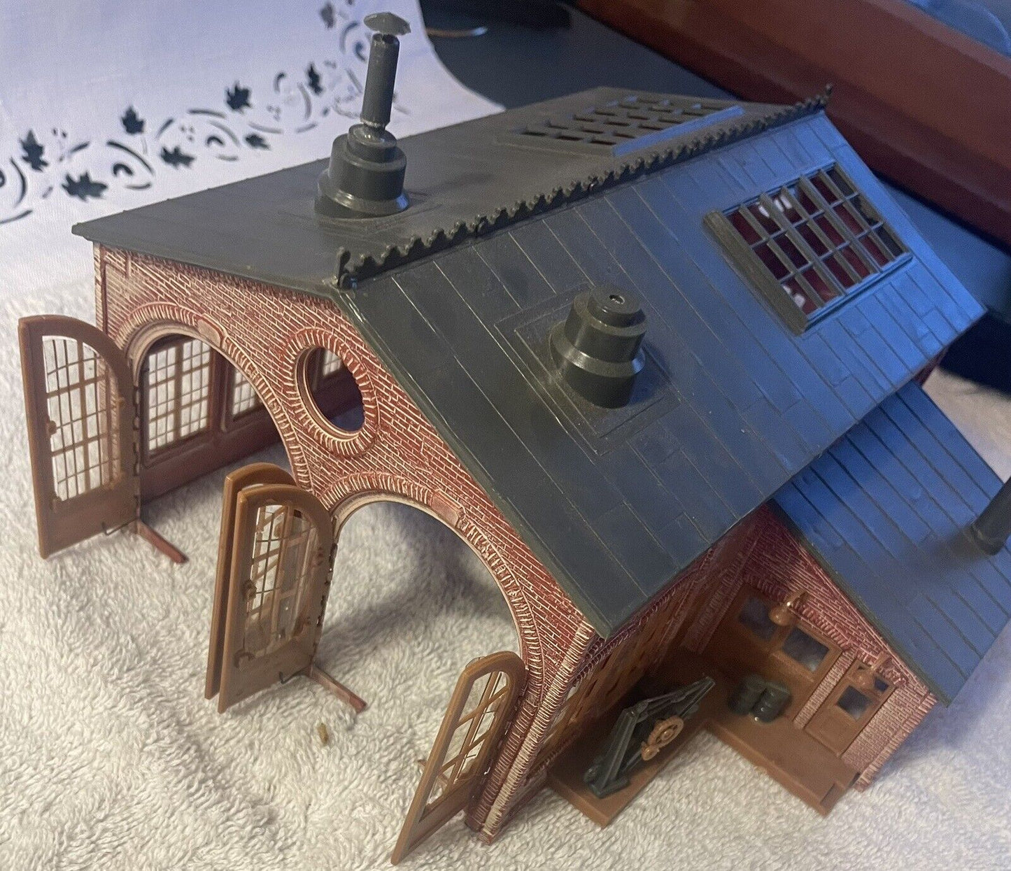 HO Scale Revell 9028 Engine House. Assembled. C-5 Good Condition