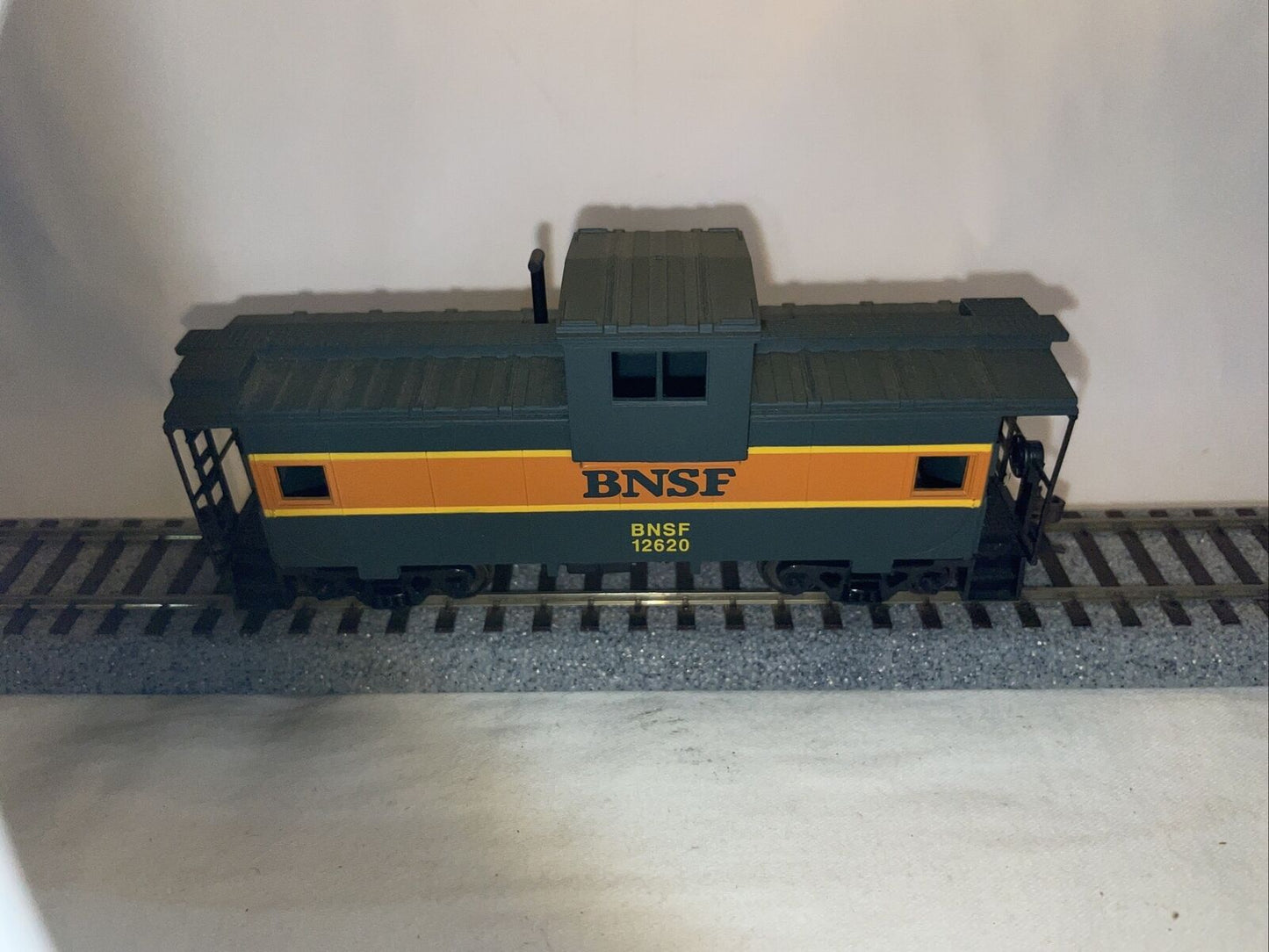 🚂 HO Scale HO Walthers 931-707 BNSF #12620 Caboose Knuckle Coupler C7 Excellent