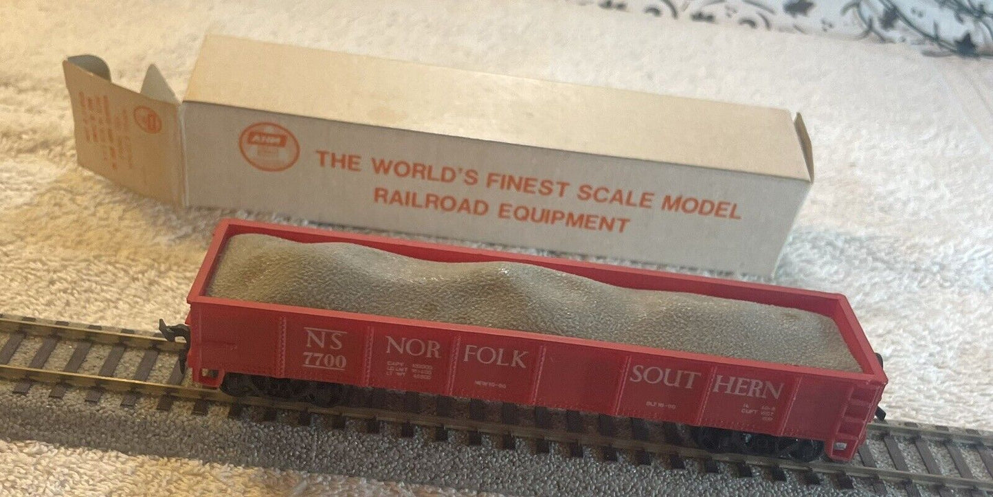 HO Scale AHM 5431-04 Norfolk & Southern Steel Gondola. C-6 VG in OB
