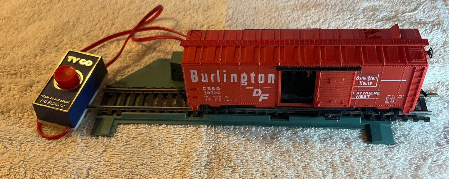 HO Scale TYCO Burlington CB&Q Operating Boxcar #19720 w/ Track! TESTED C-4 Fair
