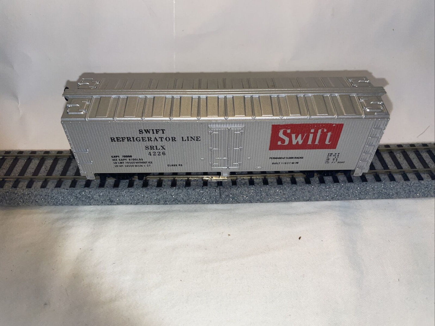 HO Scale TYCO 329A Swift SLRX #4226 Boxcar C-8 LN (in non-original box)