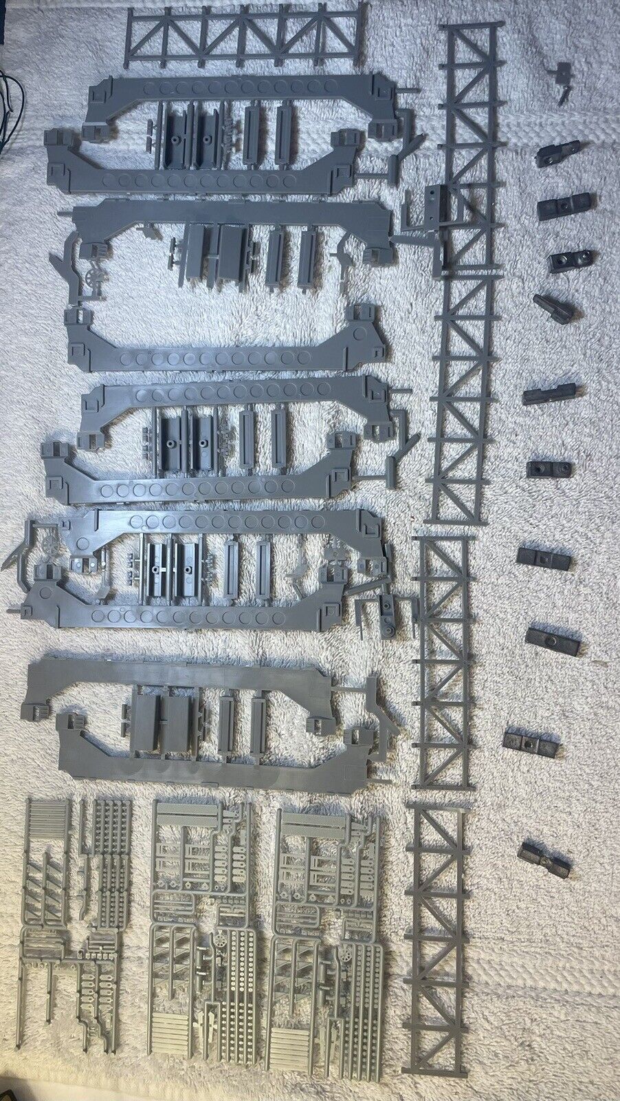 HO Scale Gunderson #27103 Container Car Kits. Unsure if Complete. Sold AS-IS