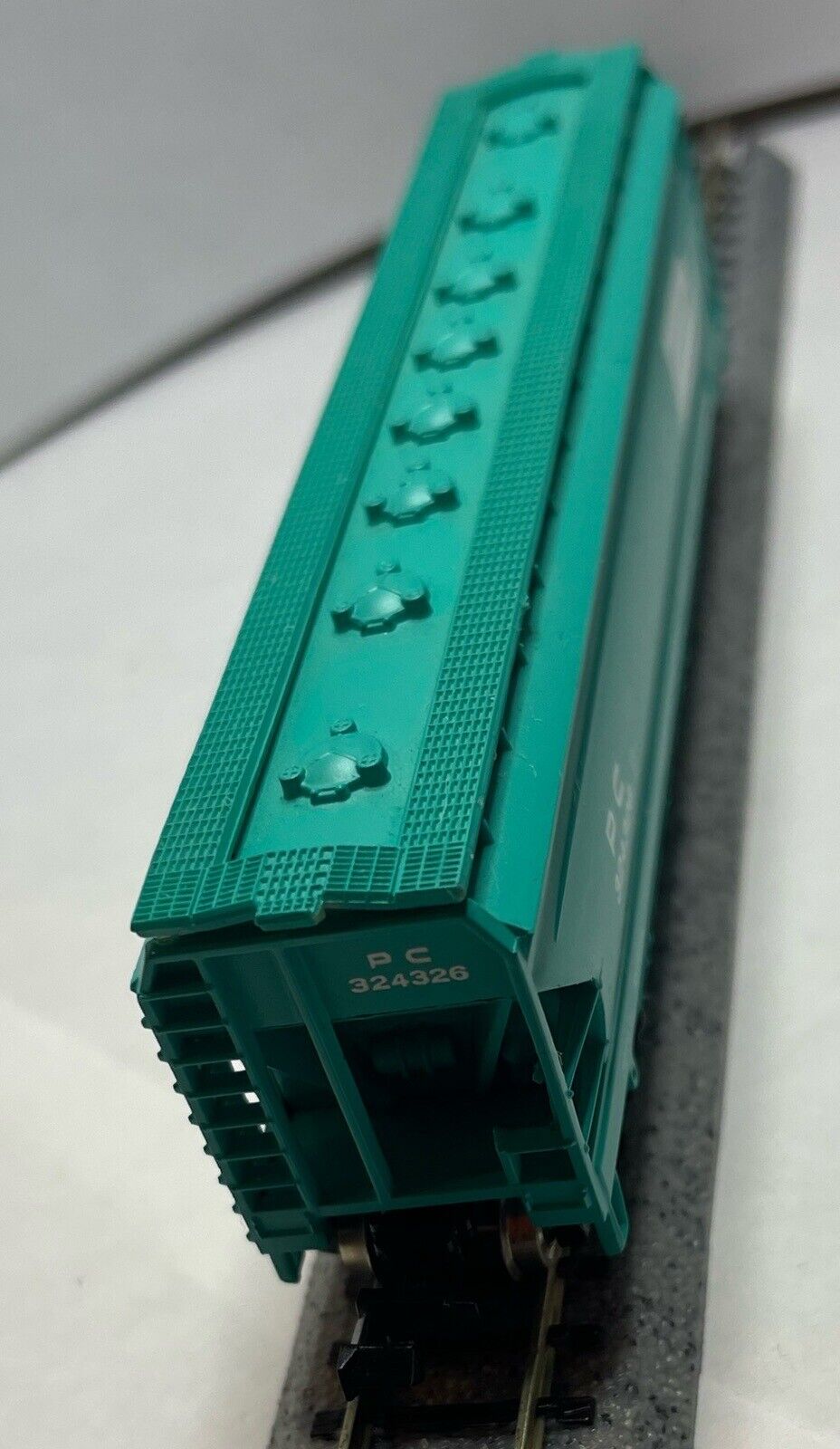 N Scale Bachmann 5526 Penn Central PC Covered Hopper #324326 4-Bay Centerflow C7