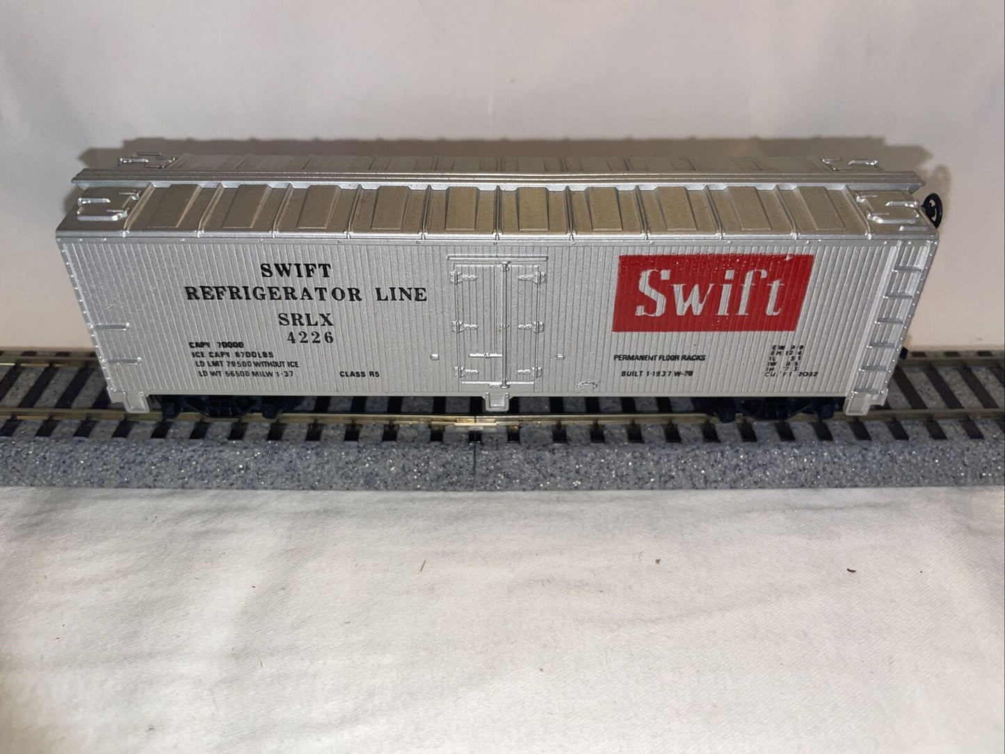 HO Scale TYCO 329A Swift SLRX #4226 Boxcar C-8 LN (in non-original box)